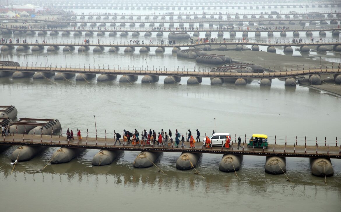 Mahakumbh 2025: श्रद्धालुओं के अमृत स्नान की लाइफ लाइन बने पीपे के पुल