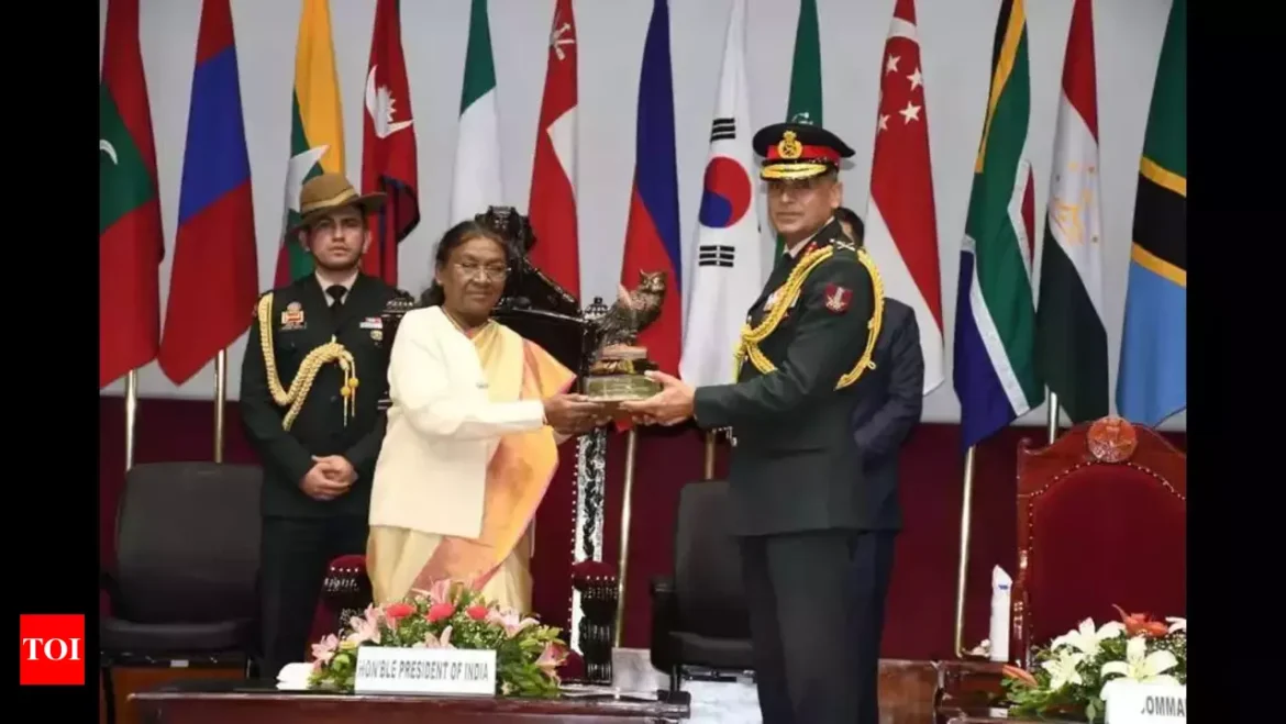 राष्ट्रपति ने रक्षा सेवा स्टाफ कॉलेज, वेलिंगटन के छात्र अधिकारियों को संबोधित किया