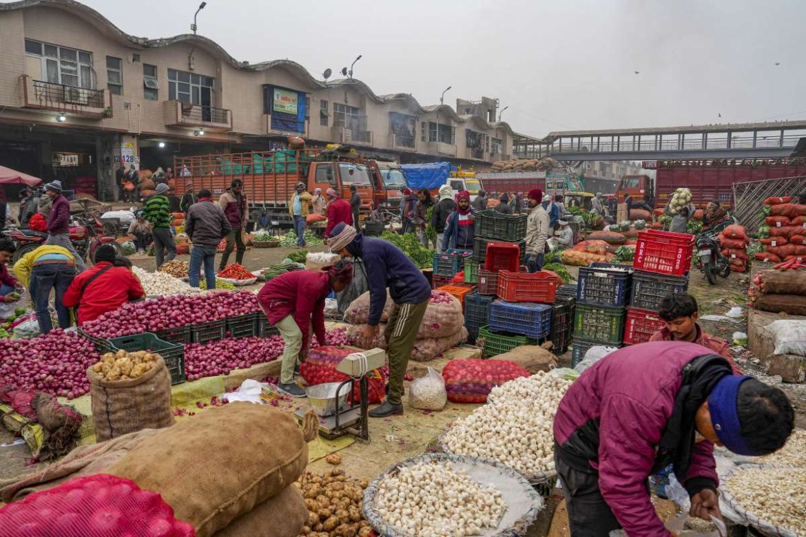 WPI Inflation: खाद्य वस्तुओं के सस्ता होने से मार्च में 2.05% पर गिर गई, जो चार महीने में सबसे कम है।