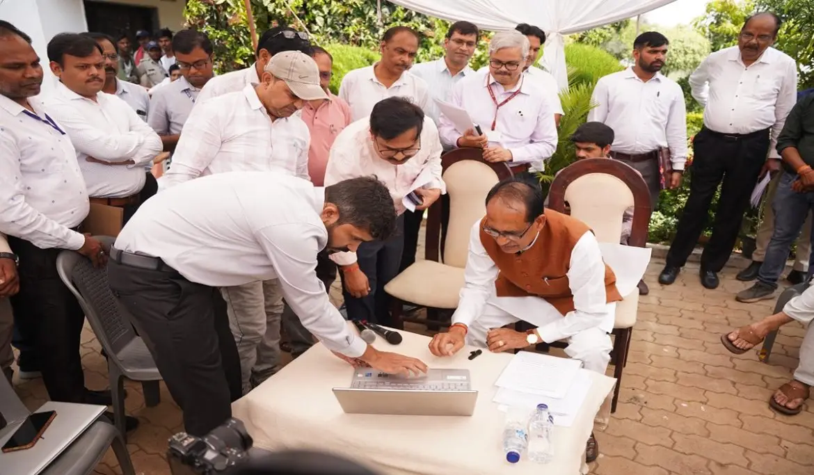 केंद्रीय कृषि मंत्री श्री शिवराज सिंह चौहान ने डिजिटल कृषि मिशन के तहत मध्य प्रदेश के विदिशा जिले में किसानों की ID बनवाई