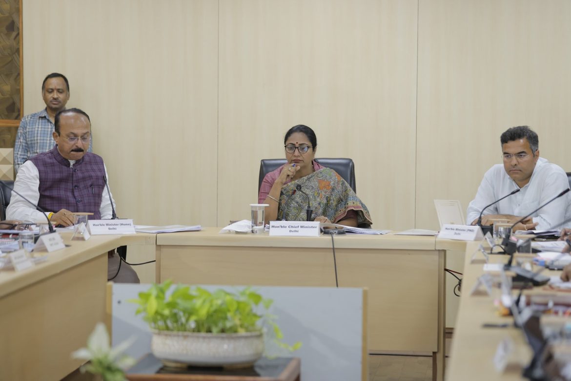 मुख्यमंत्री रेखा गुप्ता ने एक महत्वपूर्ण बैठक में जलभराव, ट्रैफिक जाम और गंदगी से निपटने के लिए दिये निर्देश
