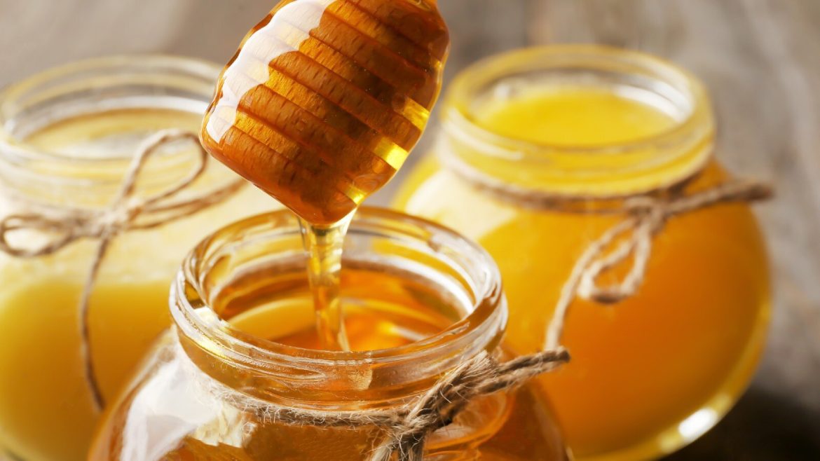 Honey for Long Hair: लंबे और घने बालों के लिए लगाएं शहद, अप्लाई करने का सही तरीका जान ले