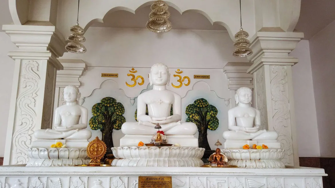 Mahavir Jayanti 2025: आज महावीर जयंती, जानिए कौन थे भगवान महावीर और उनके जीवन के पांच सिद्धांत।
