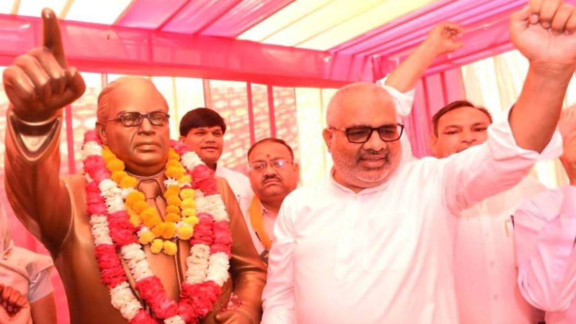 श्री भूपेन्द्र यादव और श्री संजय शर्मा ने बाबा साहब अंबेडकर की प्रतिमा पर पुष्प अर्पित करने के साथ-साथ 50 लाख रुपये बालिका छात्रावास के लिए देने की घोषणा की