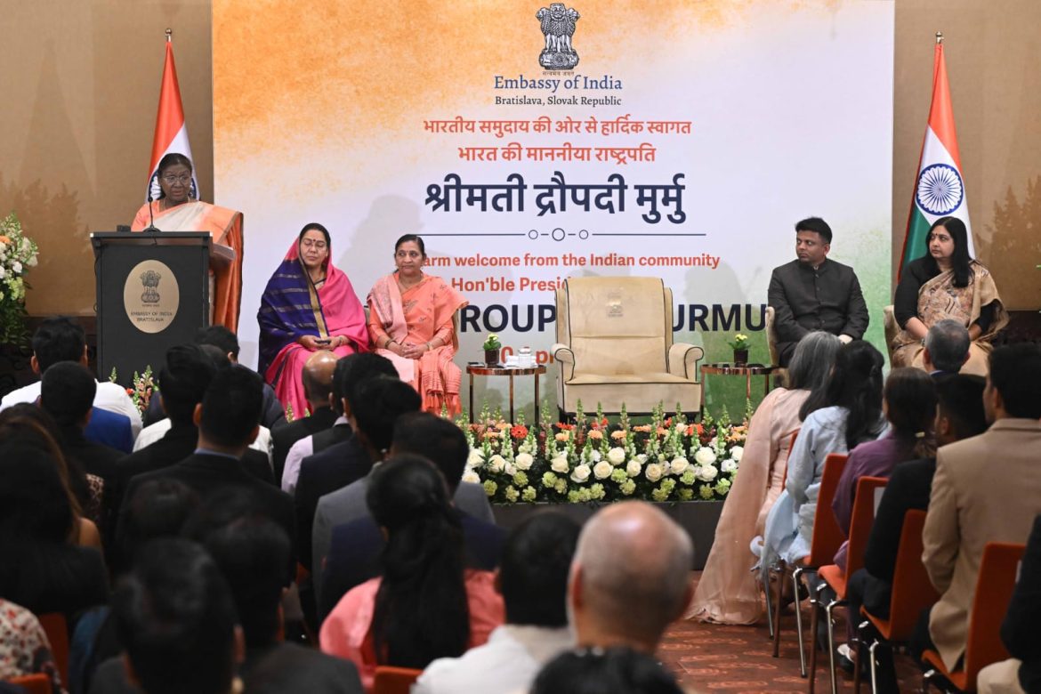 राष्ट्रपति श्रीमती द्रौपदी मुर्मु ने स्लोवाकिया में भारतीय समुदाय के सदस्यों को किया संबोधित 