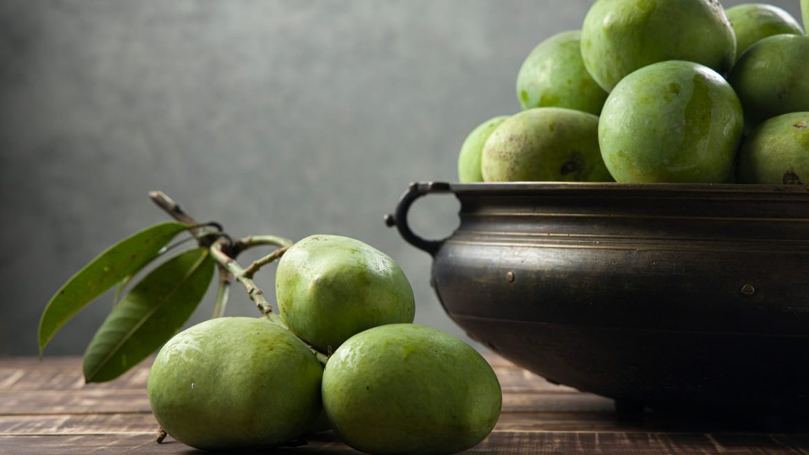 Raw Mango Benifits: पके आम नहीं, कच्चा आम है ज्यादा फायदेमंद, जानें गर्मियों में इसके जबरदस्त फायदे