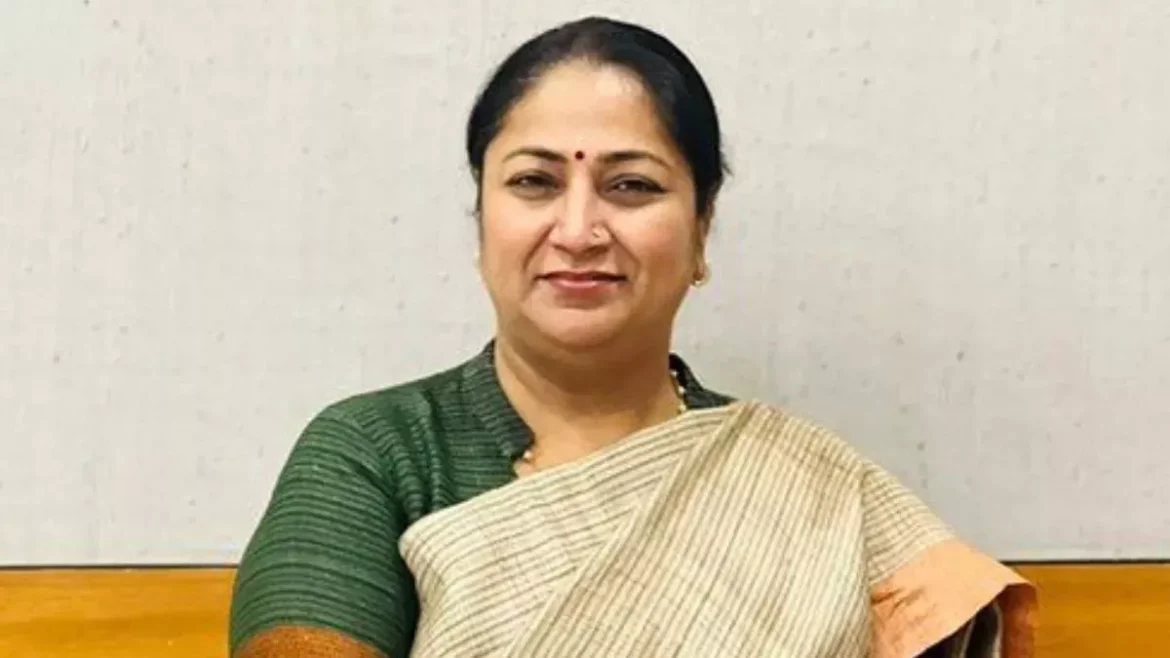 मुख्यमंत्री रेखा गुप्ता और कैबिनेट मंत्री-अधिकारी सड़कों पर जलभराव का जायजा लेने पहुंचे।