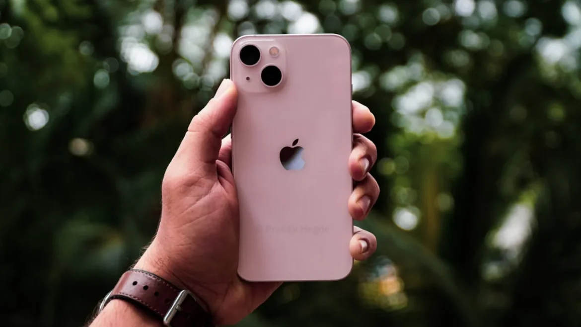 ₹40,000 का iPhone 13, चार साल पुराना लेकिन अभी भी लोकप्रिय, जानें क्या ये डील फायदे का सौदा 2025 में भी चलेगा