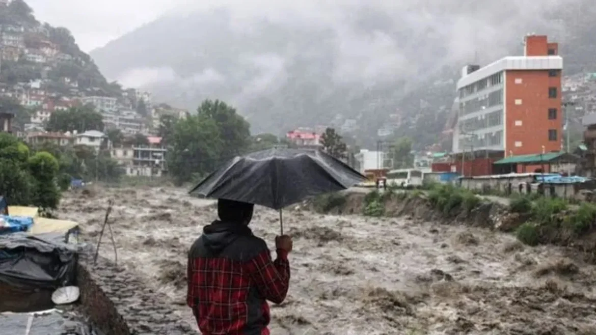 Uttarakhand Weather News: उत्तराखंड में बारिश का अलर्ट, पहाड़ी और मैदानी क्षेत्रों में गरज