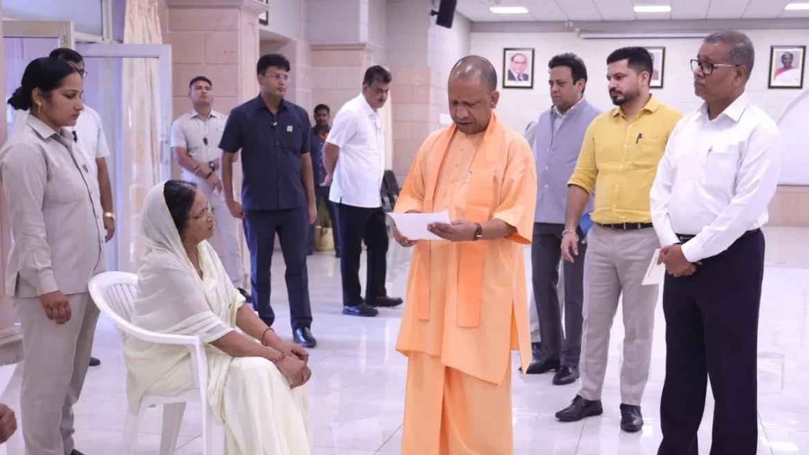CM Yogi Janta Darshan News: मुख्यमंत्री योगी आदित्यनाथ ने जनता के सामने लोगों की समस्याएं सुनीं और अधिकारियों को तुरंत कार्रवाई के लिए कहा।