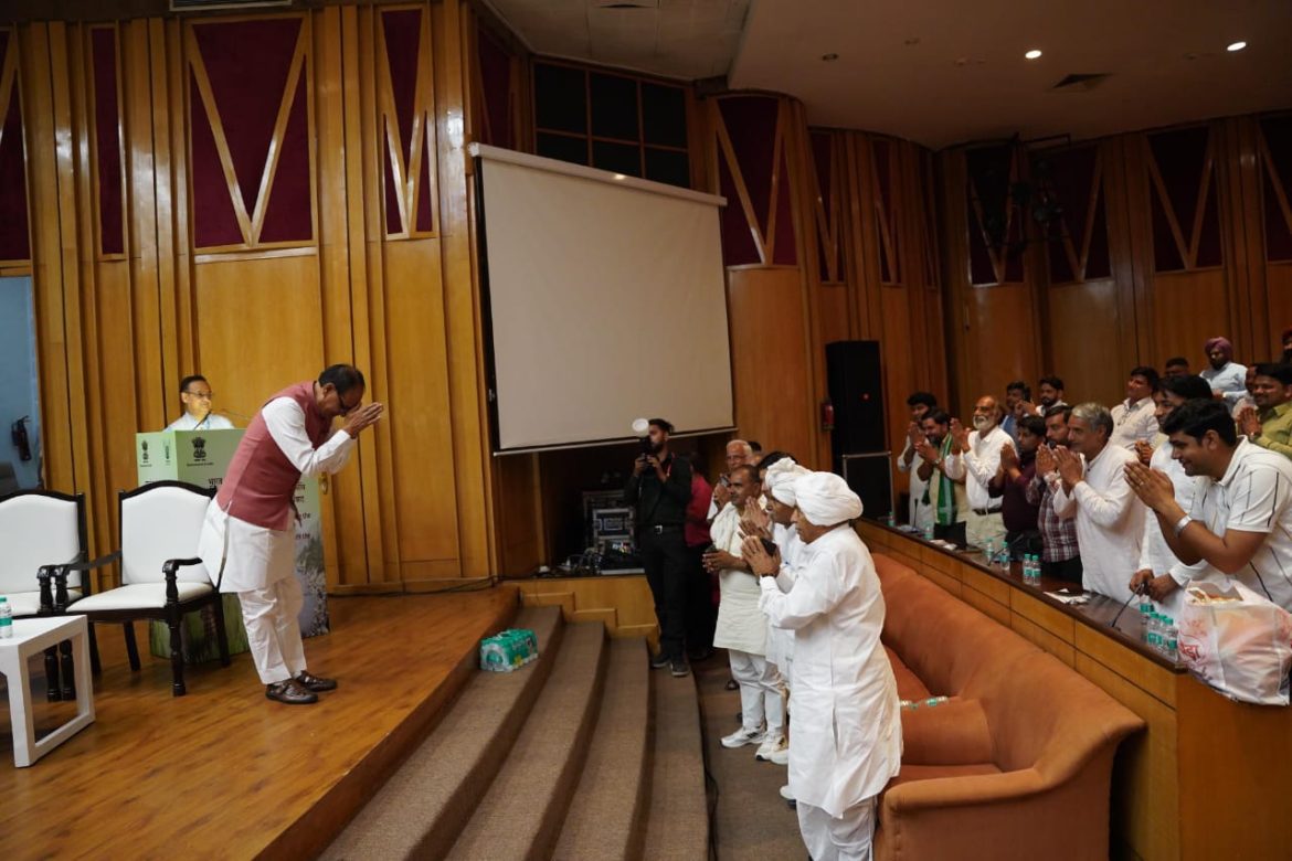 कृषि मंत्री श्री शिवराज सिंह चौहान सिंधु जल संधि के फैसले पर किसानों से बातचीत की 