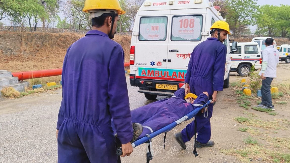 जिला कलक्टर श्री लोक बन्धु के नेतृत्व में अजमेर में हिन्दुस्तान पैट्रोलियम डिपो सराधना, गेल गैस प्लांट नसीराबाद और किशनगढ़ एयरपोर्ट पर हुई मॉक ड्रिल