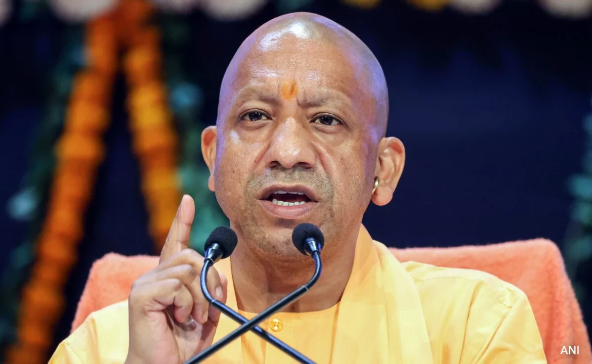 मुख्यमंत्री योगी आदित्यनाथ ने यूपी में आंधी-बारिश से भारी क्षति को लेकर अफसरों को दिए निर्देश 