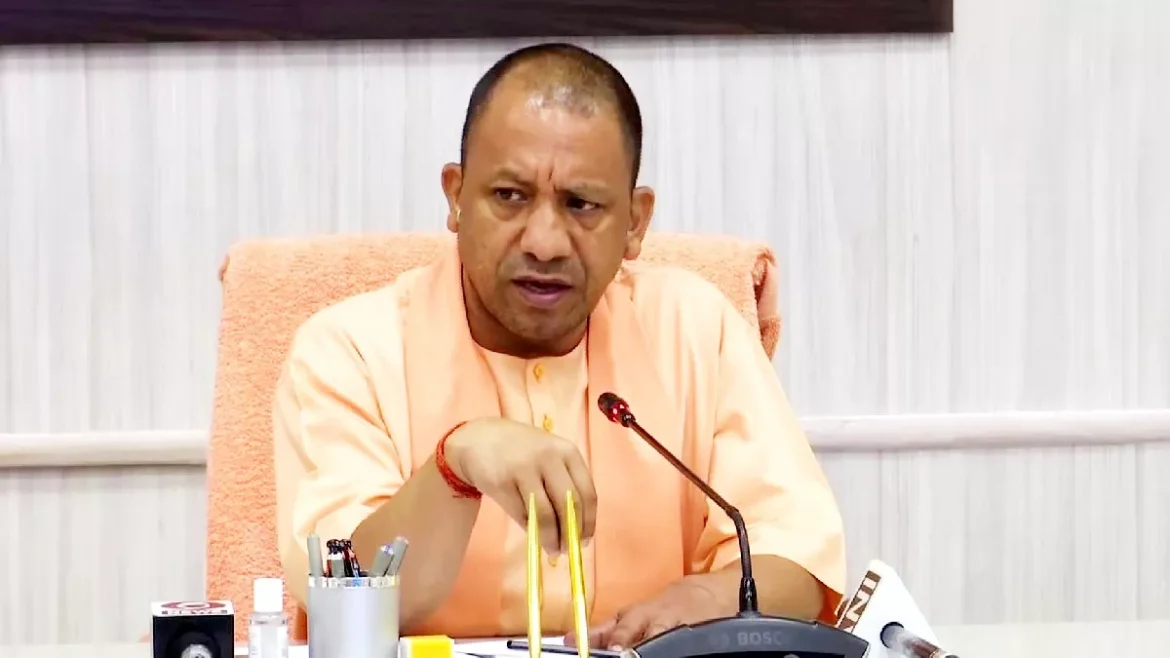 मुख्यमंत्री योगी आदित्यनाथ ने ब्रह्मोस मिसाइल का जिक्र करते हुए कहा, "लखनऊ से फिट करेंगे तो दुश्मन के आका भी कांप जाएंगे।"