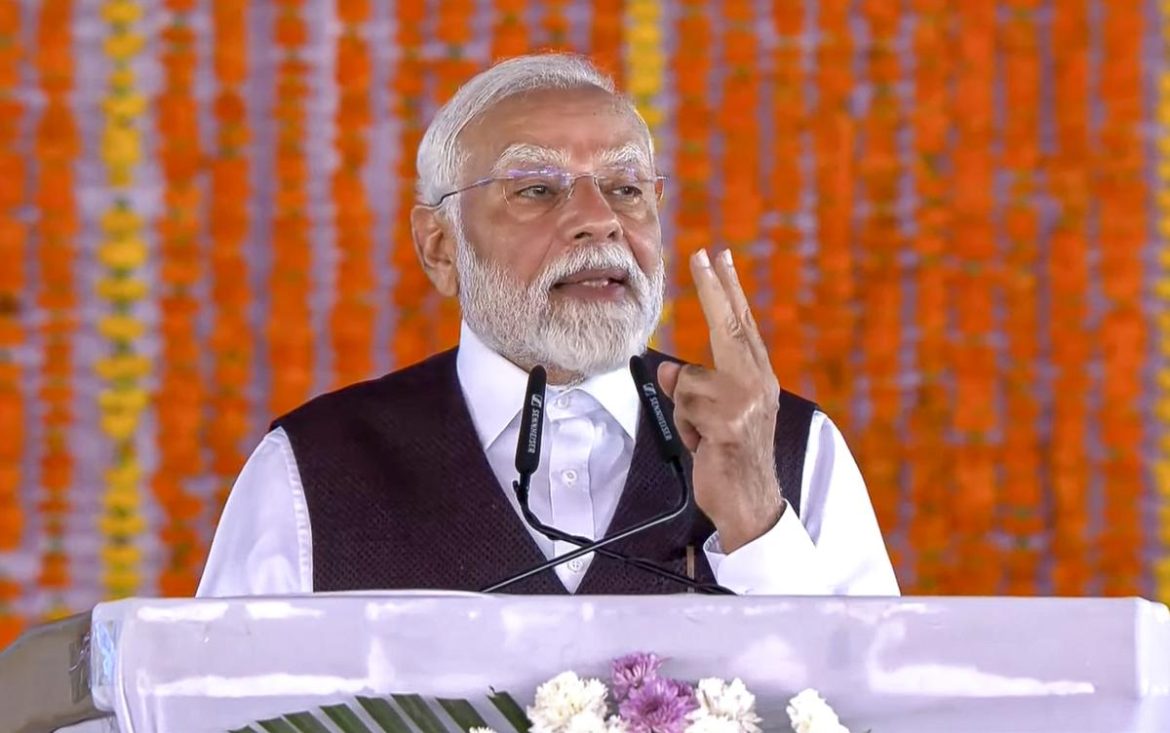 PM Modi Jammu Kashmir Visit 2025: प्रधानमंत्री मोदी की जम्मू-कश्मीर यात्रा से बौखलाया पाकिस्तान, चिनाब ब्रिज और वंदे भारत के उद्घाटन पर दिया तीखा बयान