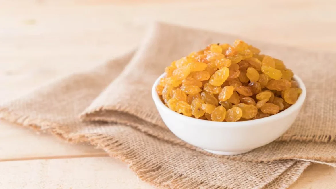 Raisins Benefits: खून की कमी से लेकर चमकीली त्वचा तक..। किशमिश महिलाओं के लिए अमृत की तरह फायदेमंद है
