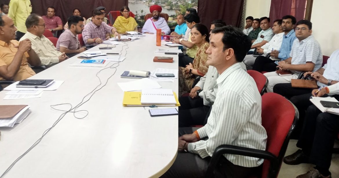 Rajasthan News: सिरोही में जिला स्तरीय जनसुनवाई और सतर्कता समिति की बैठक, आमजन की परिवेदनाओं का त्वरित निस्तारण कर राहत पहुंचाने पर जोर
