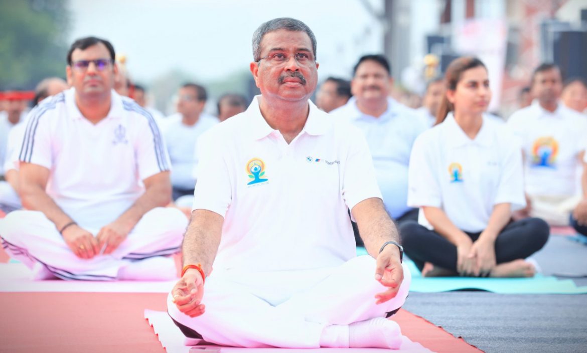 केंद्रीय मंत्री धर्मेंद्र प्रधान ने ओडिशा में किया योगाभ्यास, ‘एक पृथ्वी, एक स्वास्थ्य’ थीम के साथ मनाया गया अंतरराष्ट्रीय योग दिवस