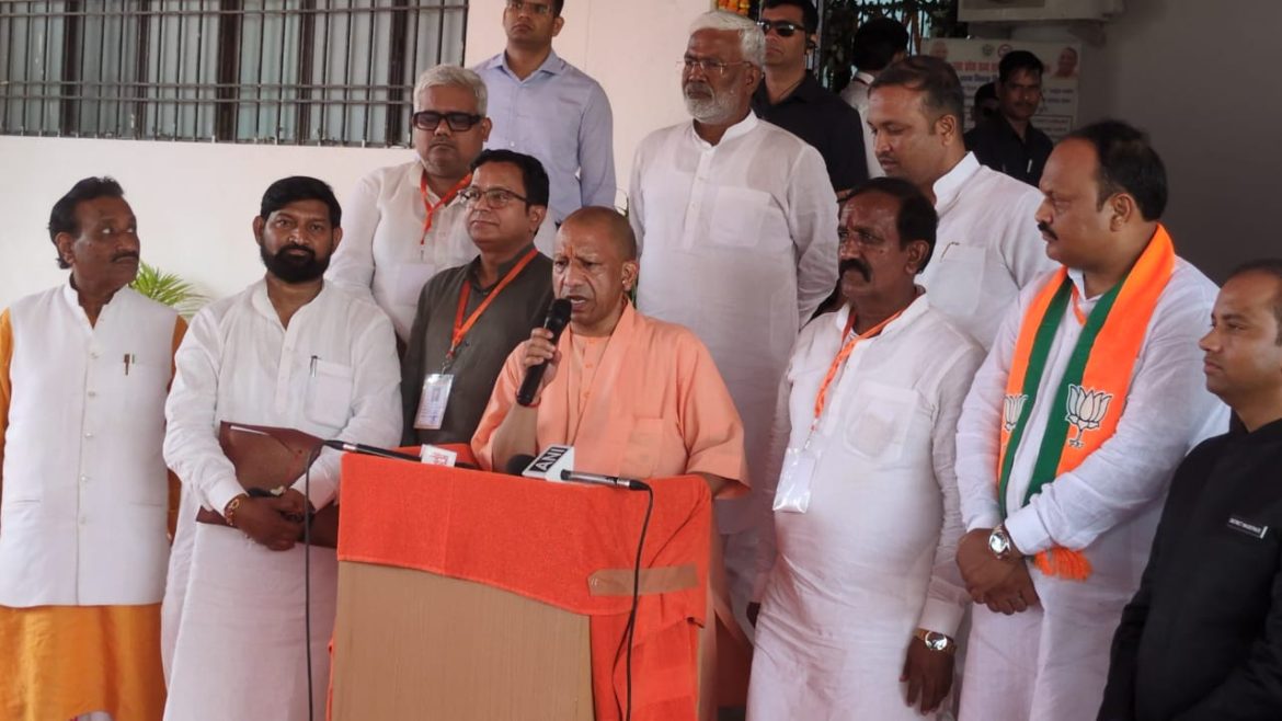 CM Yogi Adityanath News: भदोही में विकास कार्यों की समीक्षा, कई बड़ी योजनाओं को मिली मंजूरी