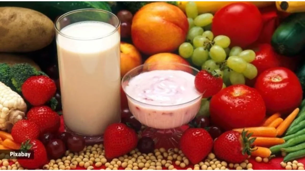 Milk and Fruits Bad Combination: ये फल दूध के साथ खाते ही शरीर में जहर बन जाते हैं, कहीं आप भी तो ऐसा नहीं करते?