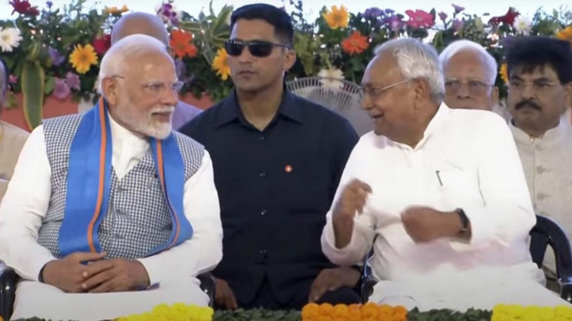 PM Modi Bihar Visit: सिवान में 6,000 करोड़ की परियोजनाओं का शिलान्यास, लालू और कांग्रेस पर साधा निशाना