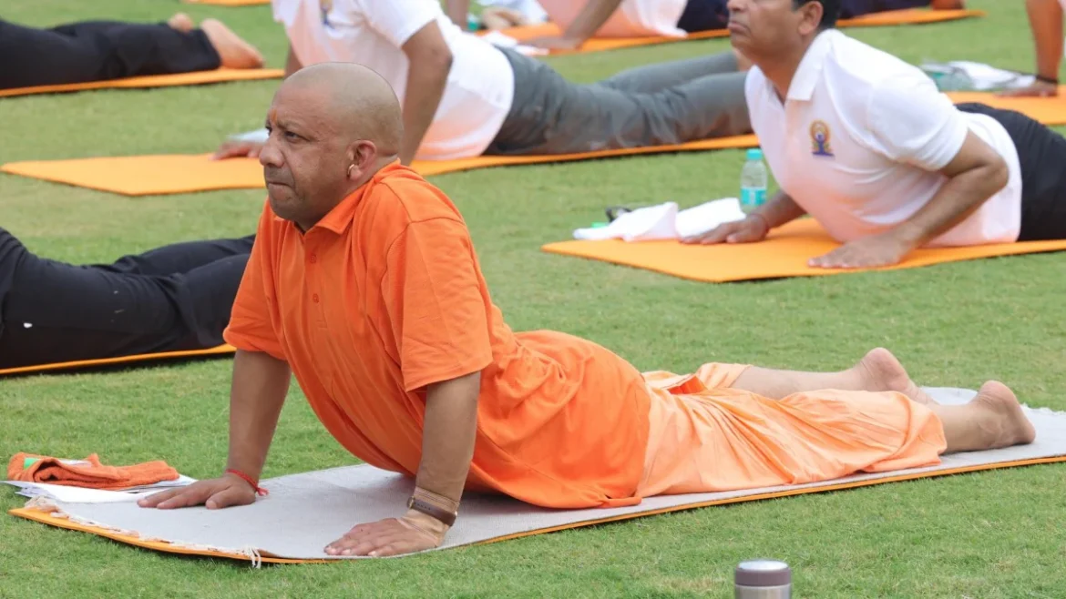 मुख्यमंत्री योगी आदित्यनाथ का अंतरराष्ट्रीय योग दिवस पर सामूहिक योगाभ्यास, बोले - ‘योग है स्वस्थ जीवन का मूलमंत्र’