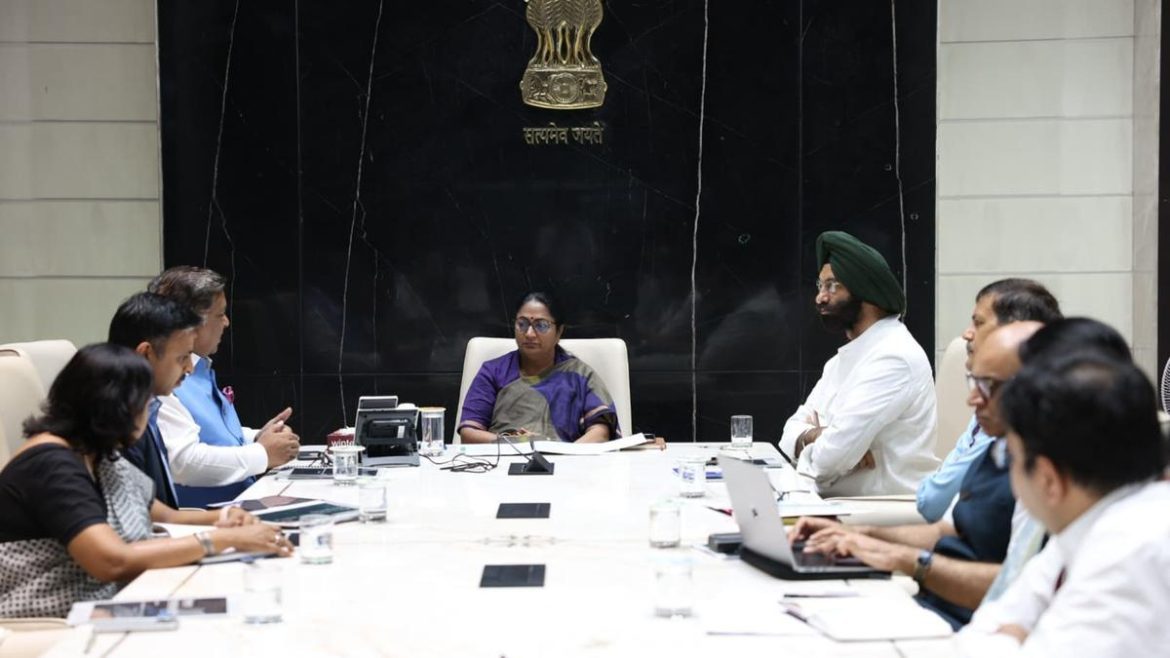 मुख्यमंत्री रेखा गुप्ता ने सर्किल रेट संशोधन और अवैध कॉलोनियों पर दिए निर्देश, दिल्ली में व्यापारिक सुगमता के लिए बैठक