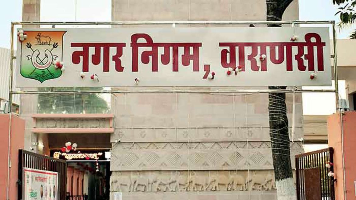 वाराणसी नगर निगम की बड़ी कार्रवाई: 750 किलो प्रतिबंधित प्लास्टिक जब्त, दुकानदार पर 50 हजार रुपये का जुर्माना