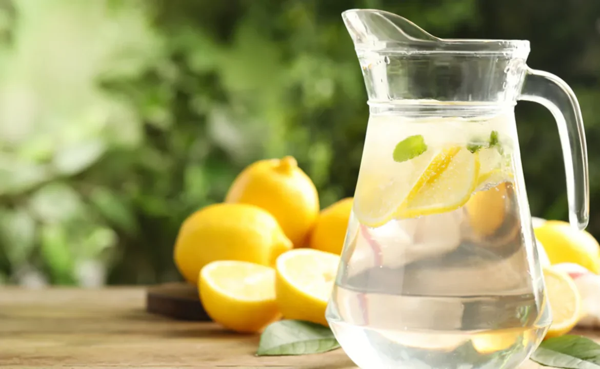 Side Effects Of Lemon Water: वजन घटाने के चक्कर में खाली पेट नींबू पानी पीने से हो सकता है नुकसान, जानें विशेषज्ञ की सलाह