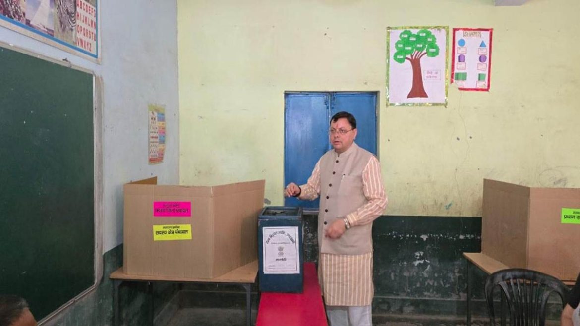 उत्तराखंड पंचायत चुनाव 2025: मुख्यमंत्री पुष्कर सिंह धामी ने मां के साथ खटीमा में किया मतदान, मतदाताओं से की बड़ी अपील