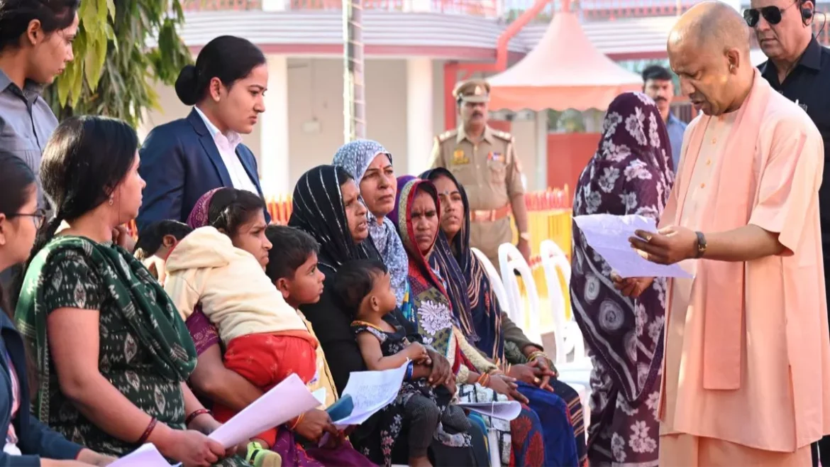 मुख्यमंत्री योगी आदित्यनाथ ने गोरखपुर जनता दर्शन में सुनीं पीड़ितों की समस्याएं, कब्जा मुक्त कराने के निर्देश दिए