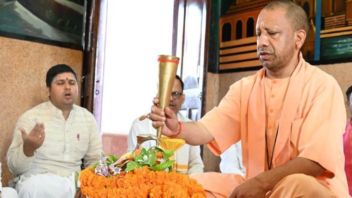 उत्तर प्रदेश के मुख्यमंत्री योगी आदित्यनाथ ने सावन के पहले दिन किया रुद्राभिषेक और हवन, जनता की सुख-समृद्धि की कामना की