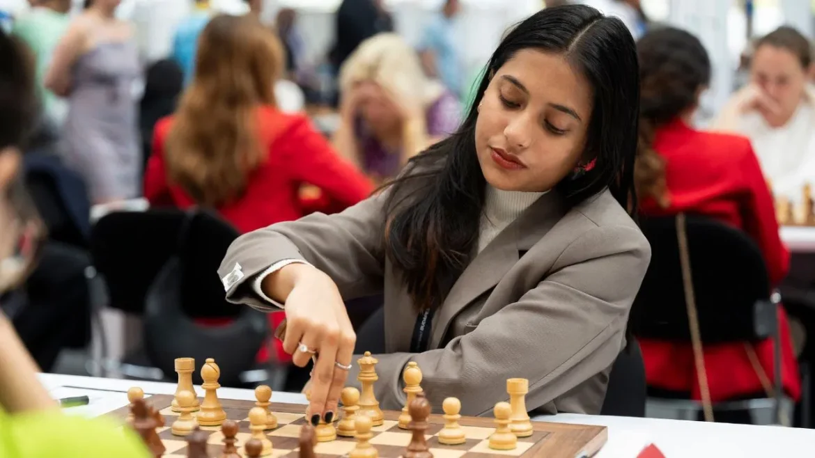 19 साल की दिव्या देशमुख बनीं वर्ल्ड चैंपियन, कोनेरू हम्पी को हराकर जीता FIDE Chess World Cup का खिताब