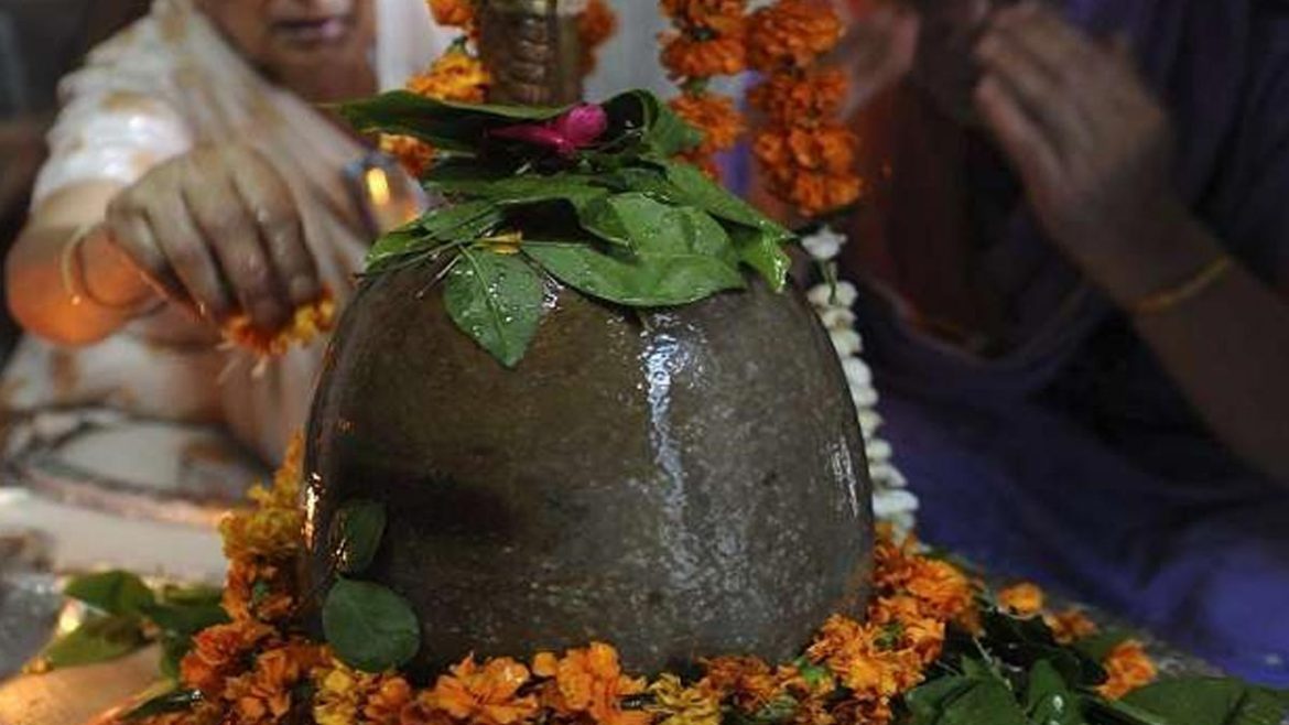 Sawan 2025: शिवलिंग पर बेलपत्र चढ़ाने से पहले जान लें ये जरूरी नियम, वरना नहीं मिलेगा फल