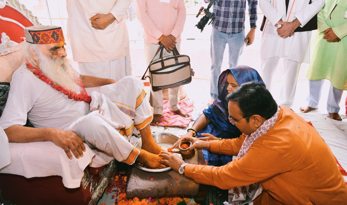 गुरु पूर्णिमा पर मुख्यमंत्री भजनलाल शर्मा का डीग-भरतपुर दौरा: मंदिरों में दर्शन और वृक्षारोपण से दिया पर्यावरण का संदेश
