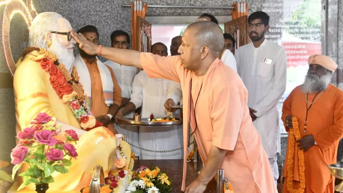 गुरु पूर्णिमा पर सीएम योगी आदित्यनाथ ने किया गोरखनाथ मंदिर में विशेष पूजन, अर्पित किया महाप्रसाद