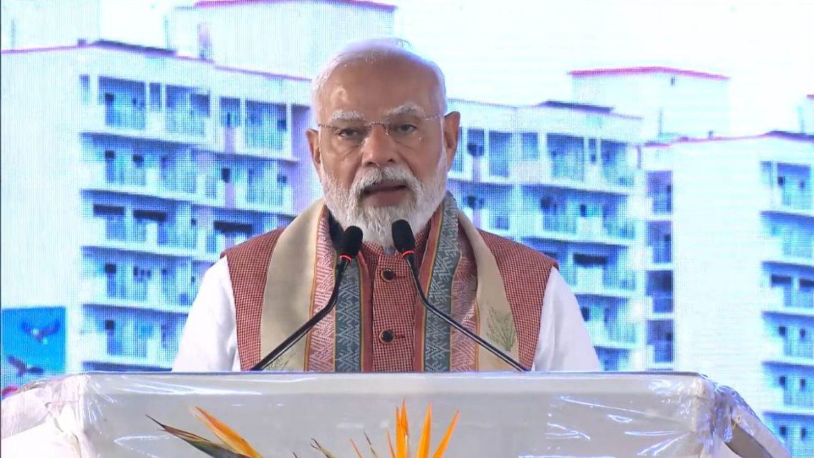 प्रधानमंत्री नरेंद्र मोदी ने बाबा खड़क सिंह मार्ग पर सांसदों के नए बहुमंजिला फ्लैट्स का उद्घाटन किया, विपक्ष पर कसा तंज