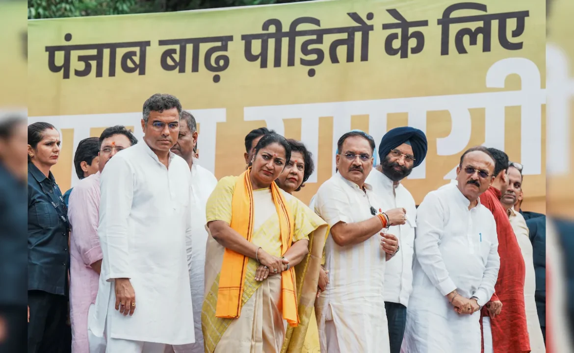 दिल्ली की मुख्यमंत्री रेखा गुप्ता ने पंजाब बाढ़ पीड़ितों के लिए राहत सामग्री से भरे 52 ट्रकों को किया रवाना