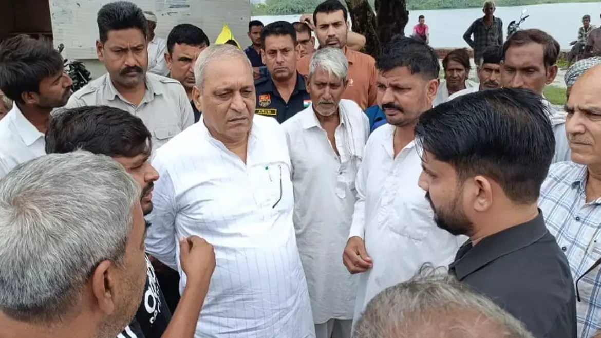 कैबिनेट मंत्री रणबीर सिंह गंगवा ने जलभराव से हुए नुकसान का आकलन करने के निर्देश दिए