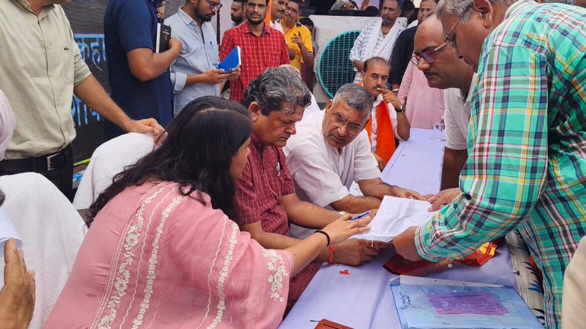 श्रीगंगानगर जिला प्रभारी मंत्री सुमित गोदारा ने सूरतगढ़ में शहरी सेवा शिविर का किया निरीक्षण, अधिकारियों को समाधान निर्देश दिए