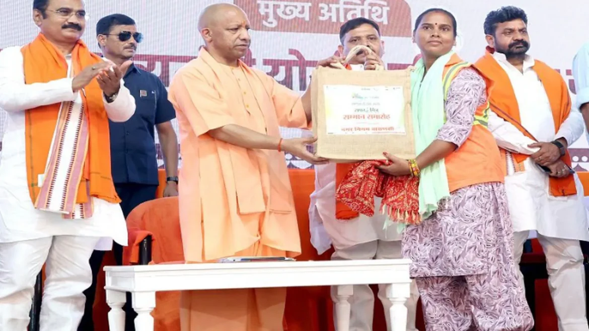 मुख्यमंत्री योगी ने वाल्मीकि जयंती पर की बड़ी घोषणा, संविदा सफाई कर्मचारियों को मिलेगा 35–40 लाख रुपये का बीमा कवर