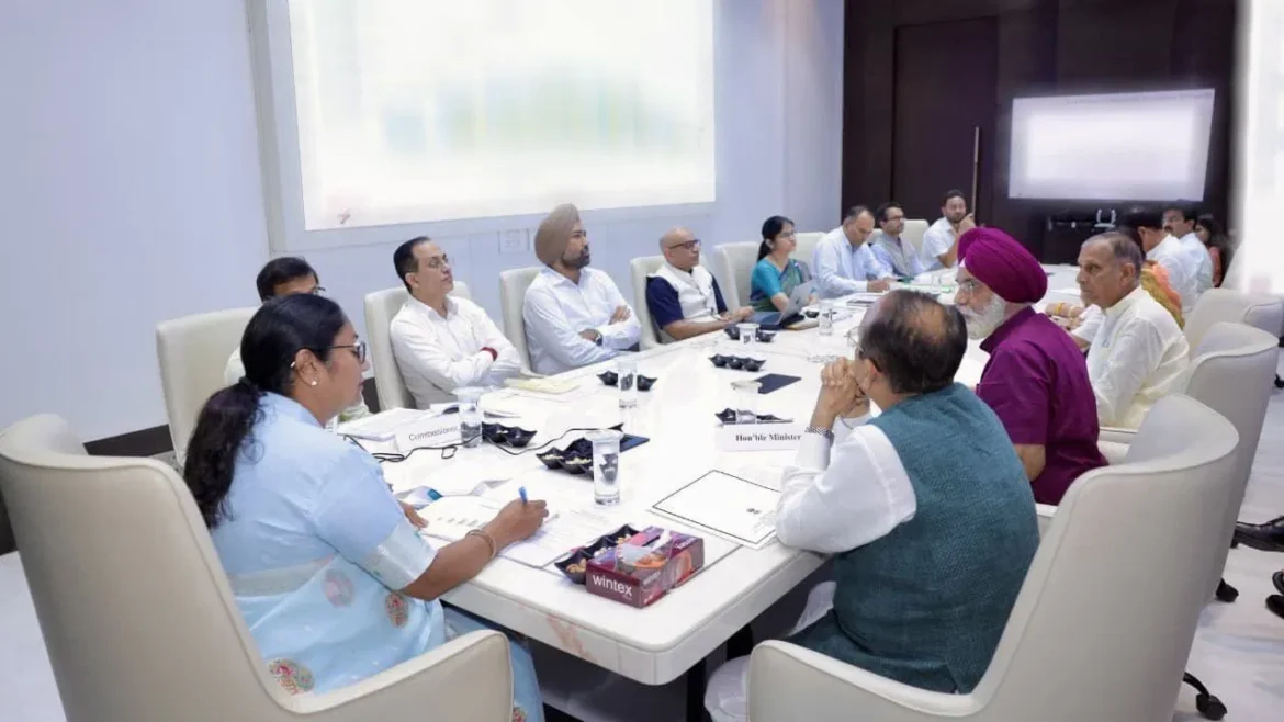 दिल्ली मुख्यमंत्री रेखा गुप्ता का MCD को अल्टीमेटम: बैठकें टालना और सफाई में लापरवाही नहीं होगी बर्दाश्त, सुधार लाने के दिए निर्देश