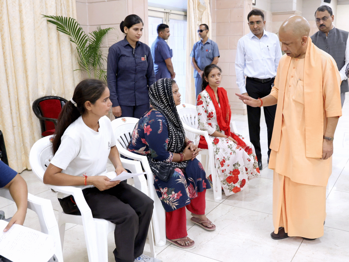 जनता दर्शन में मुख्यमंत्री योगी आदित्यनाथ ने सुनी प्रदेशवासियों की समस्याएं, अफसरों को दिए त्वरित समाधान के निर्देश