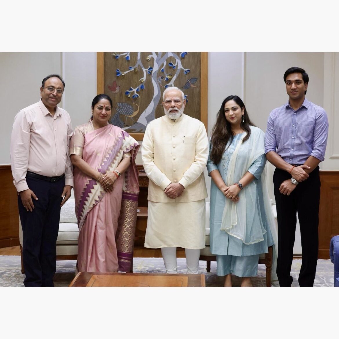 दिवाली पर मुख्यमंत्री रेखा गुप्ता ने परिवार संग पीएम मोदी से की मुलाकात, कहा- "उनका आशीर्वाद और प्रेरणा मिलती है"