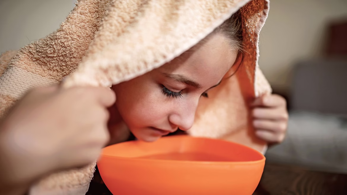 तुलसी और अजवाइन के पानी से भाप लेने के फायदे, बंद नाक और सर्दी-जुकाम को दूर करने का असरदार उपाय