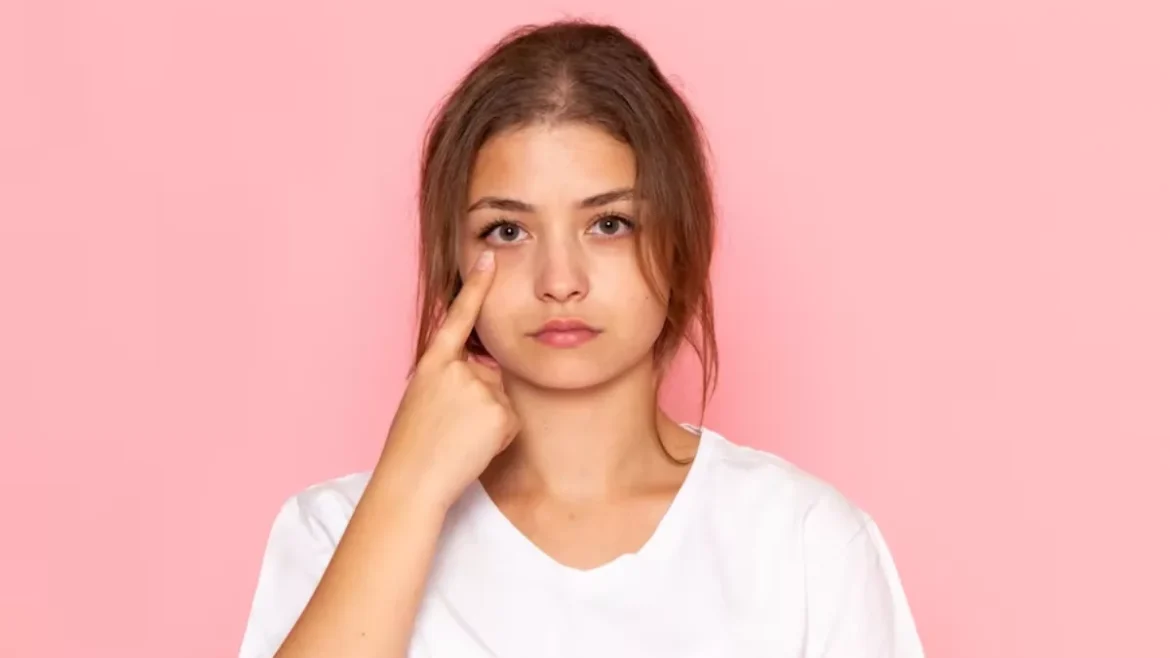 सुबह उठते ही आंखों से पानी आने के कारण और समाधान