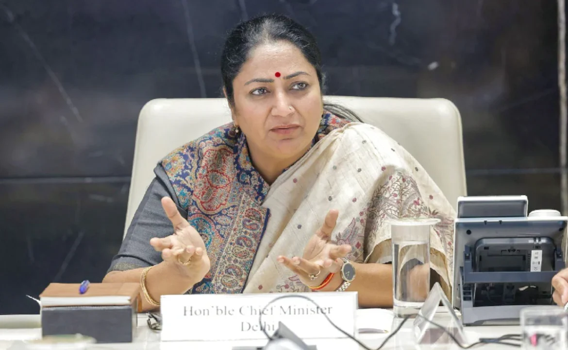 दिल्ली में PUC जांच में लापरवाही पर सख्ती: 27 केंद्रों के लाइसेंस निलंबित, मुख्यमंत्री रेखा गुप्ता ने स्थायी समाधान का भरोसा दिया