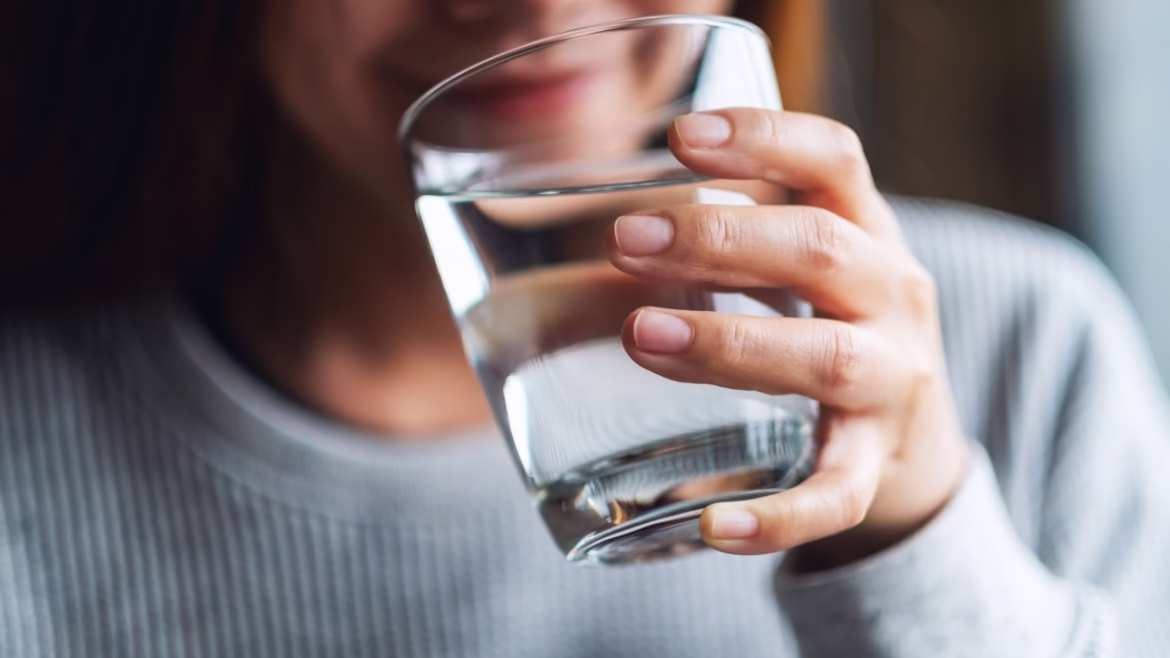 Winter Hydration Tips: सर्दियों में पानी कम पीने के खतरनाक प्रभाव: जानिए इसके गंभीर जोखिम