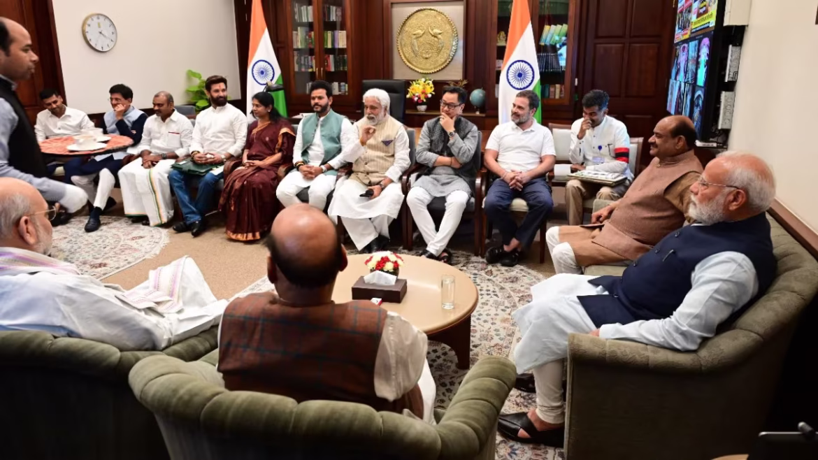 चाय पर चर्चा: संसद सत्र के समापन पर सांसदों की बैठक में पीएम मोदी और प्रियंका गांधी शामिल