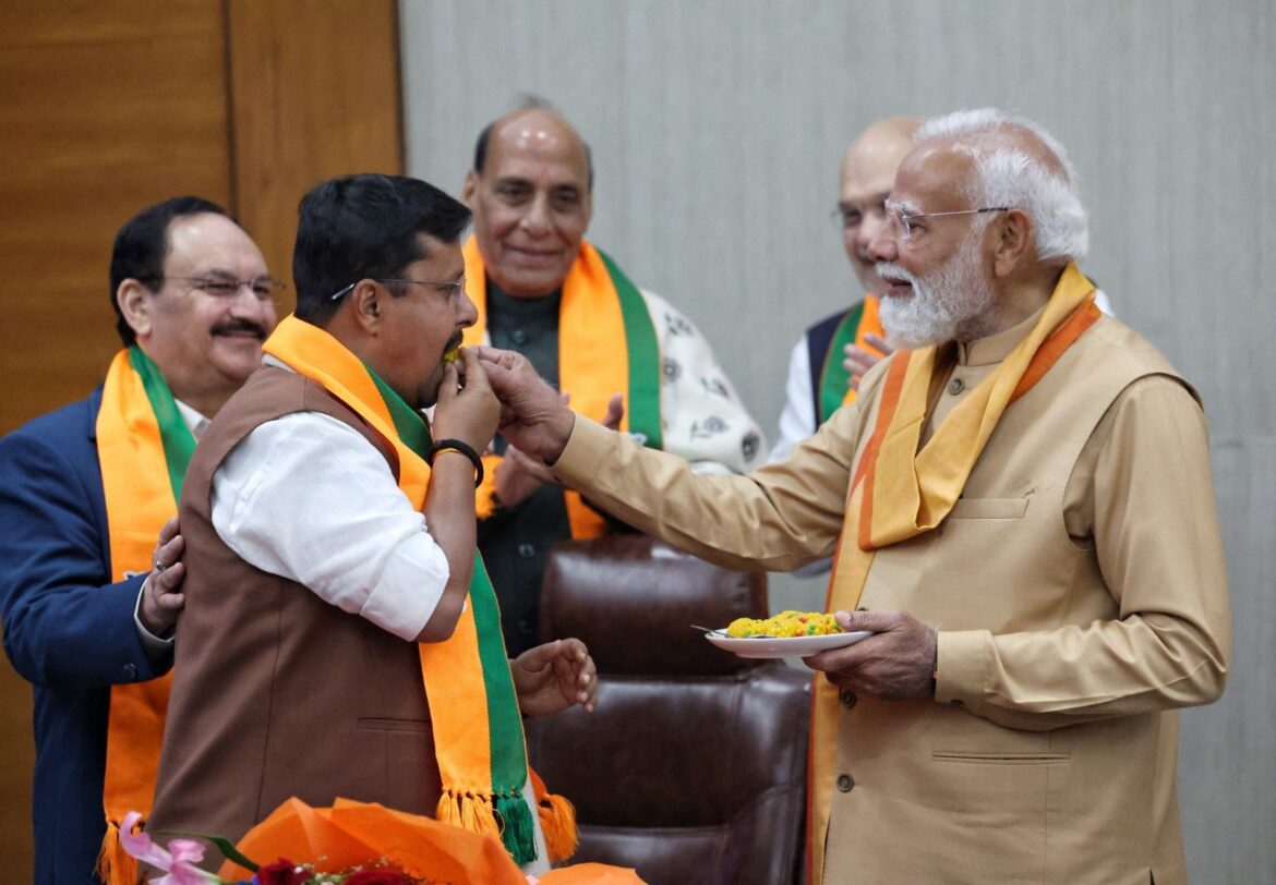 प्रधानमंत्री नरेंद्र मोदी ने नितिन नवीन को BJP राष्ट्रीय अध्यक्ष के रूप में कराया पदभार ग्रहण, बधाई देते हुए मिठाई भी खिलाई